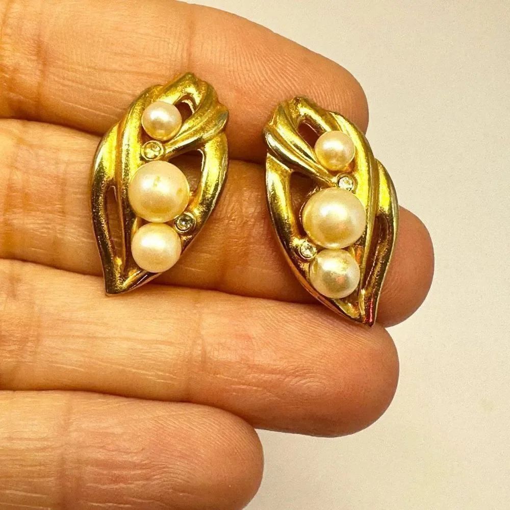 Richelieu gold tone and faux pearl vintage earrings